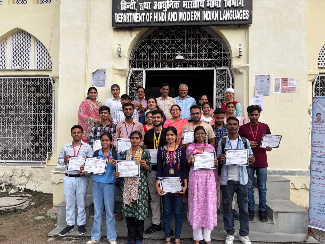 Lucknownaama's tweet photo. LU के हिंदी विभाग ने 68वें दीक्षांत समारोह सप्ताह का समापन किया! 🎓 पोस्टर प्रतियोगिता में श्वेता रावत को मिला प्रथम पुरस्कार। प्रो. वी.के. शर्मा ने कहा, "प्रतियोगिताएँ छात्रों की प्रतिभा को निखारने का अवसर प्रदान करती हैं।" #LUConvocation #HindiDepartment https://t.co/hswW6nTJac