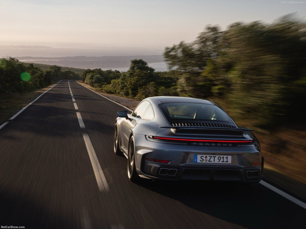 LHoonited's tweet photo. Porsche a décidé de faire sa Corolla. Mais une Corolla qui affiche le 0-100 km/h en 2,5s, ce qui fume la Hygrekperf. 😢
Derrière ce chiffre s'en cachent deux autres : 711ch et 800 Nm. Un record dans l'histoire de la Porschery.
Et tel un partenaire fautif qui rentre avec des chocolats, ils cachent une pillule à faire passer aux puristes : la nouvelle 911 Turbo S est hybride.