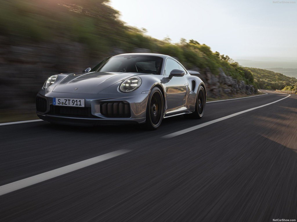 LHoonited's tweet photo. Porsche a décidé de faire sa Corolla. Mais une Corolla qui affiche le 0-100 km/h en 2,5s, ce qui fume la Hygrekperf. 😢
Derrière ce chiffre s'en cachent deux autres : 711ch et 800 Nm. Un record dans l'histoire de la Porschery.
Et tel un partenaire fautif qui rentre avec des chocolats, ils cachent une pillule à faire passer aux puristes : la nouvelle 911 Turbo S est hybride.