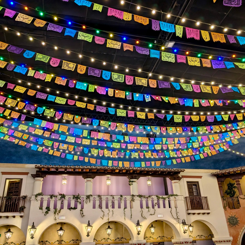 En La Cantina de México de PortAventura, como en toda fiesta mexicana, la plaza del pueblo se adorna con papel picado, una tradición artesanal que consiste en recortar diseños en papel de colores simbolizando el viento 🇲🇽
