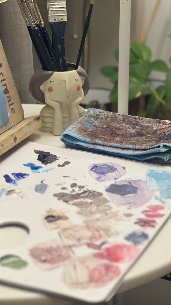 " آمل أن تقع في حب الحياة، في حب الطبيعة والفن والموسيقى والكتب، في حب الأزهار والنجوم والقمر أيضًا، غايتك أن تكون جزءًا من هذا العالم، وأن تحيا كما تحيا الأشجار " *