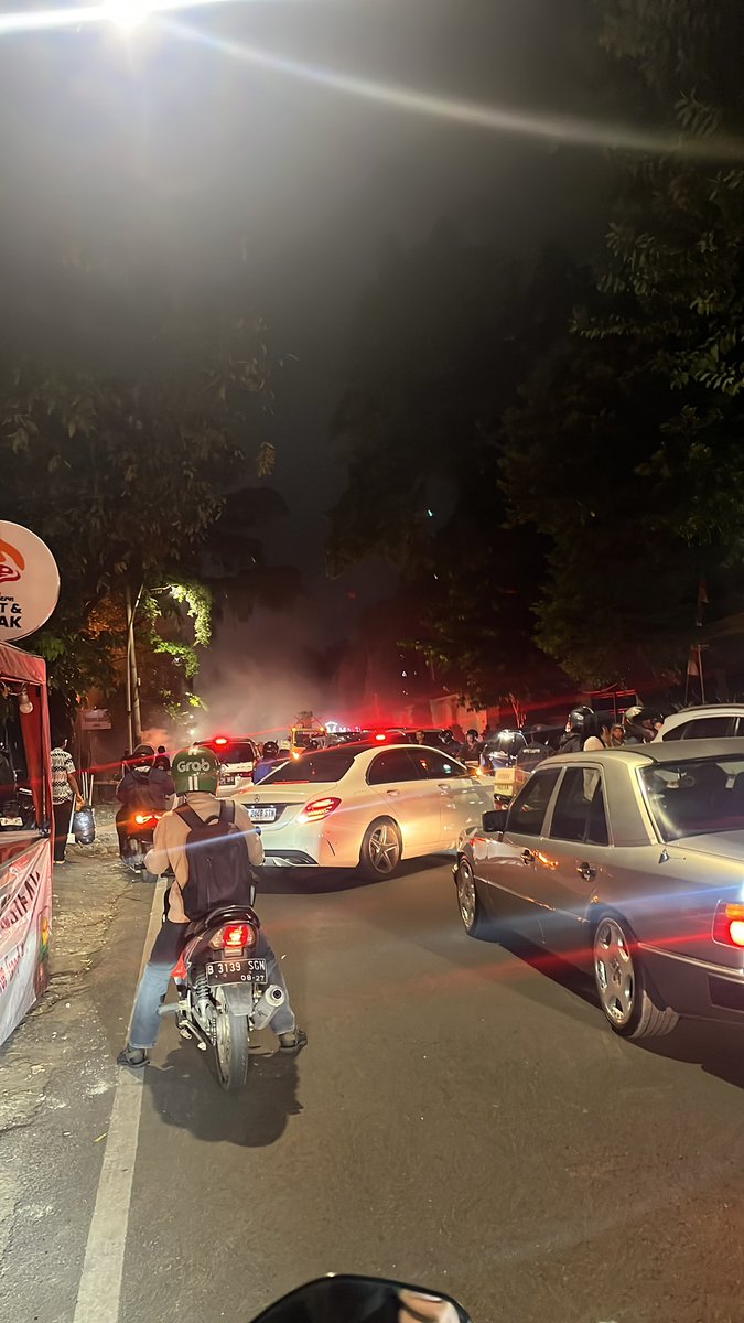 fairychannn's tweet image. Busett kabel listrik di kemang meledak cuyy. Takut bgt baru balik kerja. Posisi deket dia.lo.gue kemang