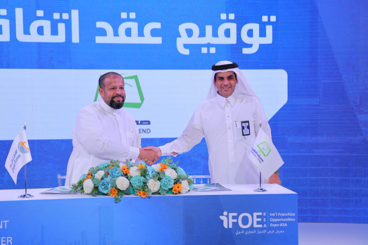 technofriend12's tweet photo. خلال مشاركتنا في #معرض_فرص_الامتياز_التجاري_الدولي النسخة الثالثة تم توقيع اتفاقية تعاون مع الأستاذ محمد بازارع ممثلاً لشركة كريفت مارك وذلك لتقديم خدمة@Awalchat من صديق التقنية.
نفتخر بهذه الشراكة ونتطلع معها إلى دعم التحول الرقمي عبر حلولنا الذكية.
#معرض_الامتياز_التجاري_جدة https://t.co/GV3KpraR0f