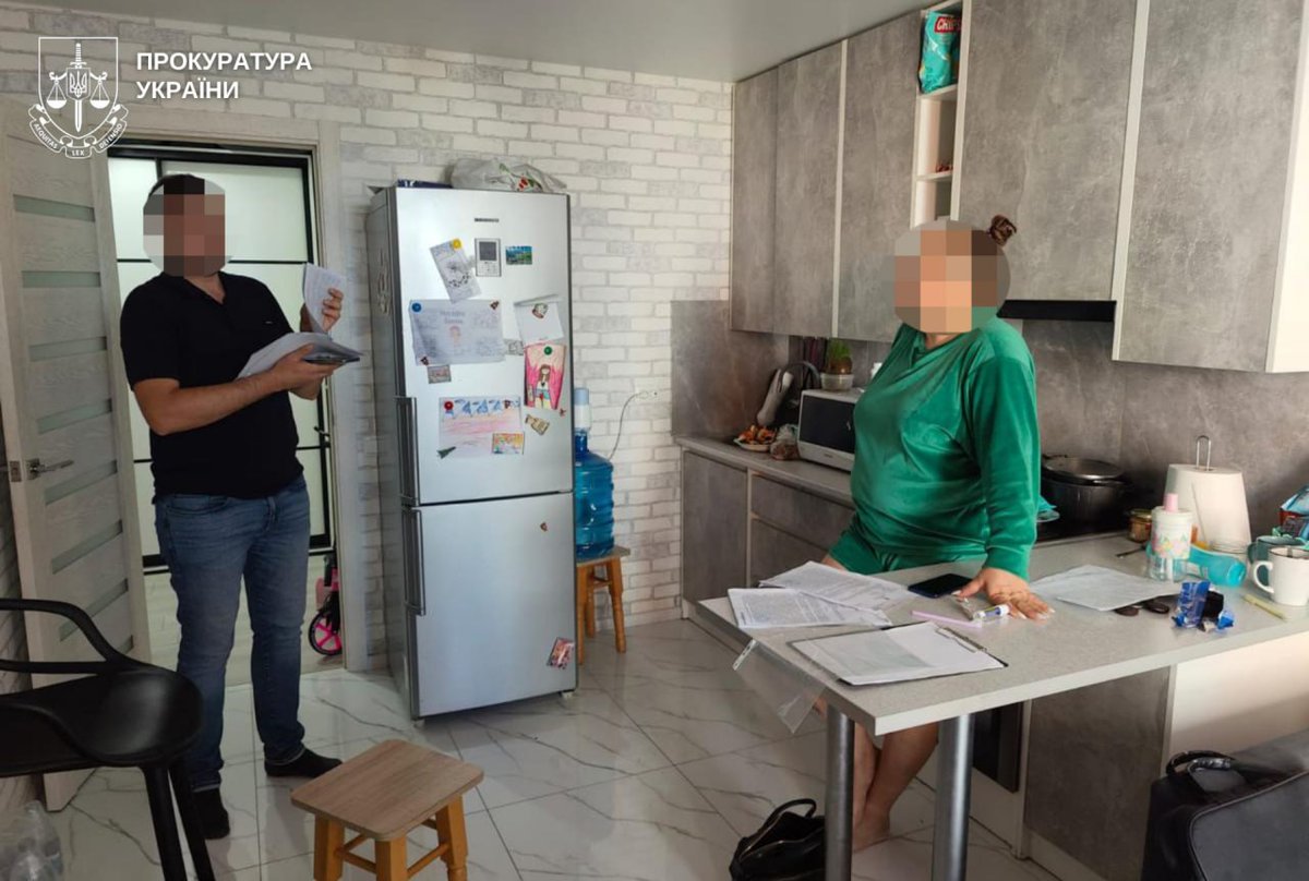 Трьом жінкам повідомили про підозру через протест проти ТЦК у Вінниці, — прокуратура

Співробітники ТЦК доставили у військкомат чоловіків, а жінки намагалися звільнити їх і повернути додому. Їм світить від 5 років тюрми.