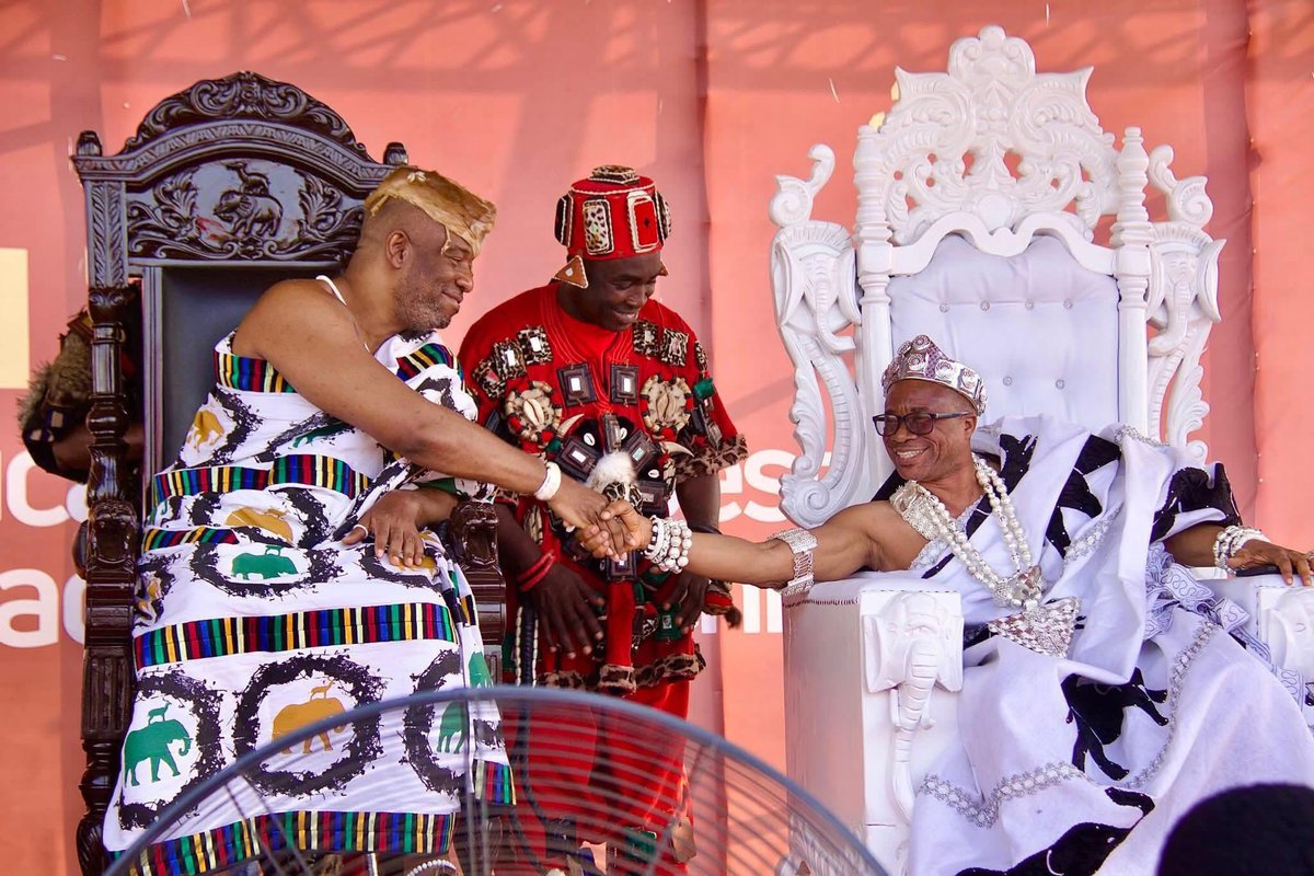 From one womb, we escaped! 
Gã unites with Dangme in Great Ningo! 

Nii Tackie Teiko Tsuru II, Ga Mantse  handshakes Nene Osro Agbo Djanmah XII, Ningo Matse. 

🤝🏿