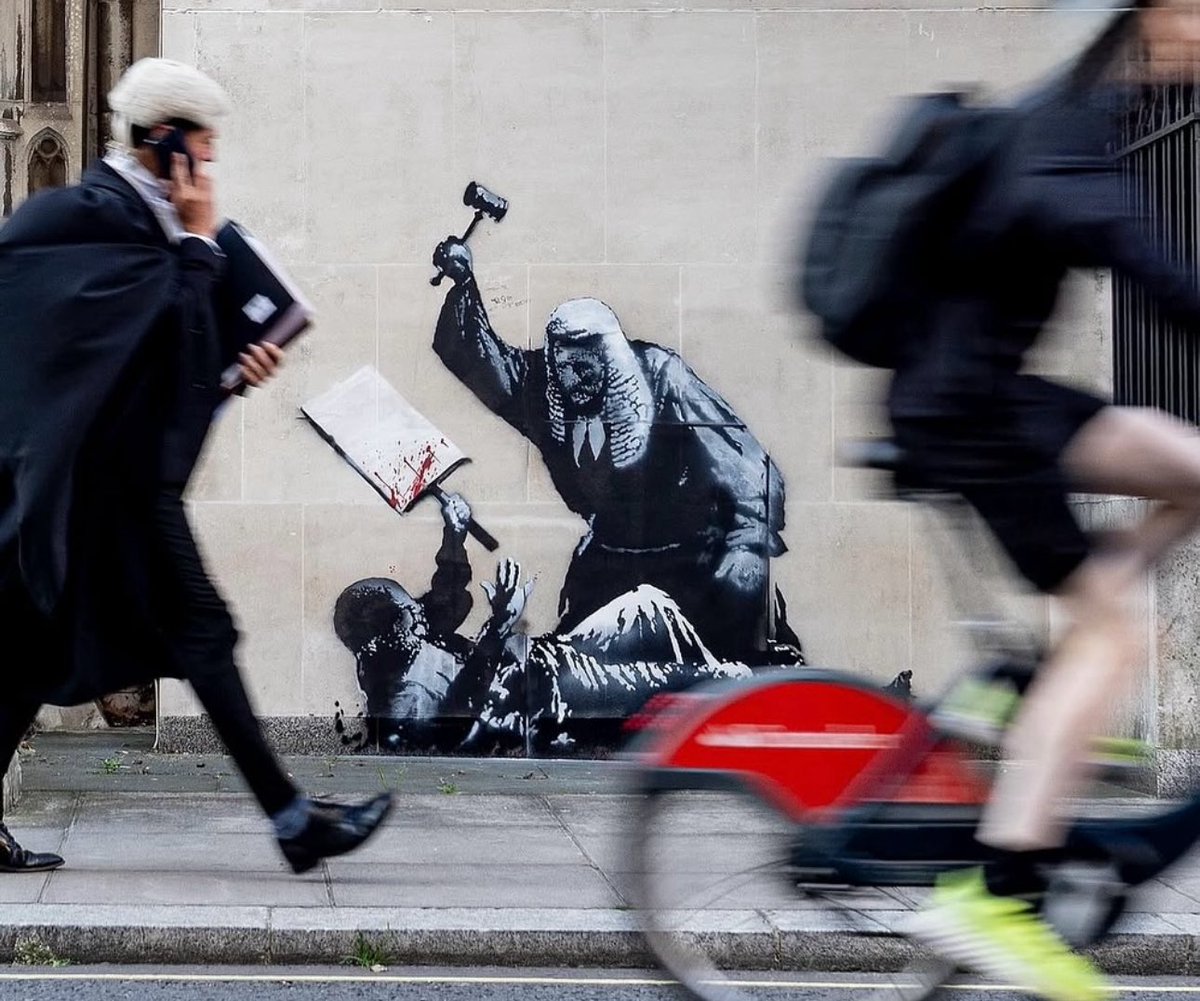 Banksy tam zamanında geldi. Londra’daki Adalet Sarayı’nın hemen yan duvarına taze geldi. 🖤