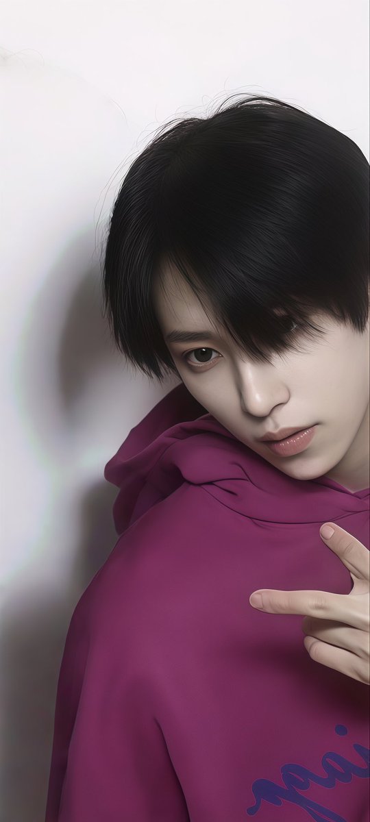 Jiahao is really so feminine and cute😭
His wallpaper is pink leopard, his perfume is a women’s rose scent, and he always wears light purple acne patches😭
But then on stage, how can he be that sexy?😭
