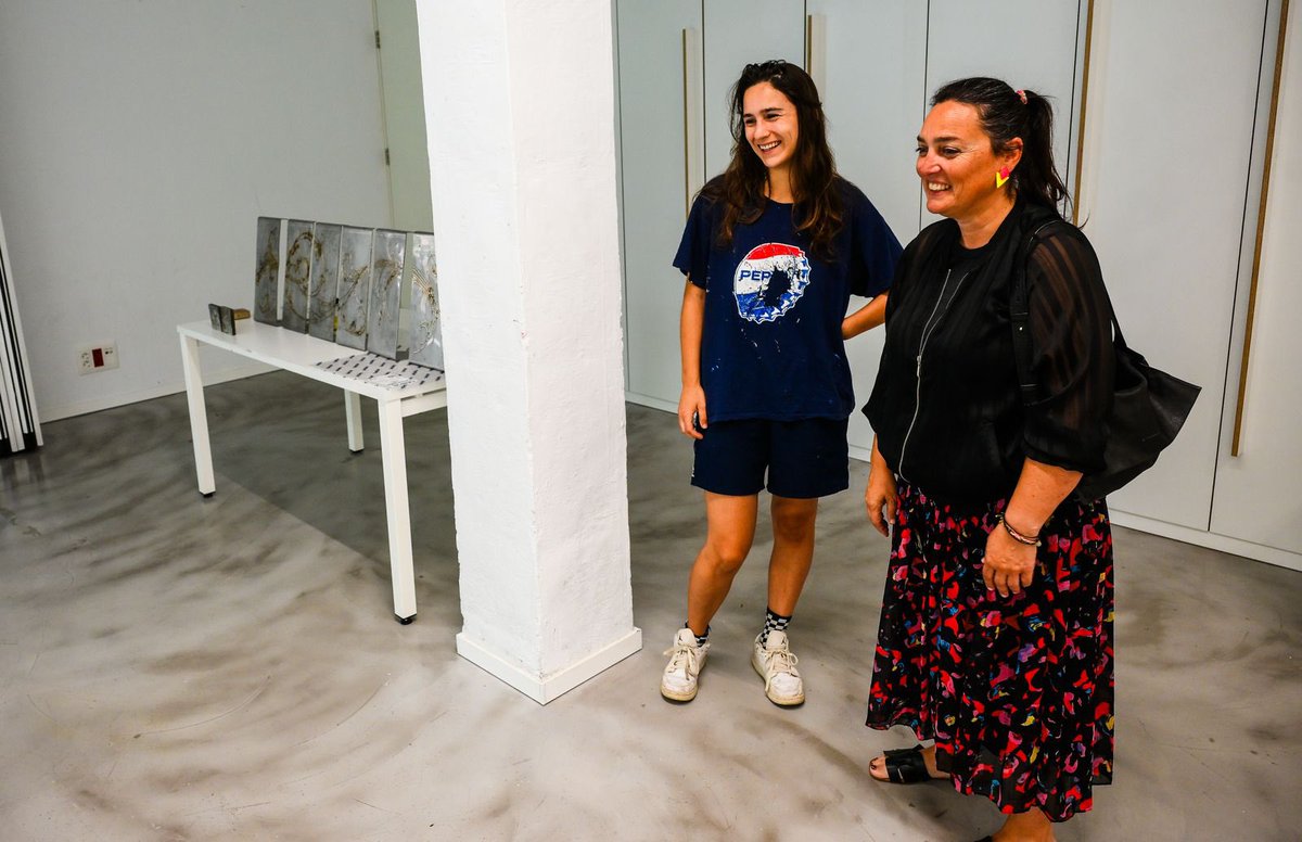 Este verano tuvimos la suerte de conocer el trabajo de @blancatejerina en @fabricadecreacion.santander en su proyecto “De la rama una cambera”. 
Hasta el 16 de septiembre, podéis visitar su exposición y disfrutar de sus dibujos y esculturas en el Centro Cultural Doctor Madrazo.