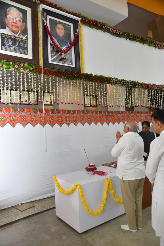 BJP4Gujarat's tweet image. વિધાનસભામાં વિજયભાઈની અમર યાદો...
 
ગુજરાત વિધાનસભાના ચોમાસા સત્રના પ્રથમ દિવસે ગુજરાતના પૂર્વ મુખ્યમંત્રી અને ભારતીય જનતા પાર્ટીના વરિષ્ઠ નેતા સ્વ . વિજયભાઈ રૂપાણીની છબીનું અનાવરણ વિધાનસભાના અધ્યક્ષ શ્રી @ChaudhryShankar અને માનનીય મુખ્યમંત્રી શ્રી @Bhupendrapbjp ની વિશેષ…