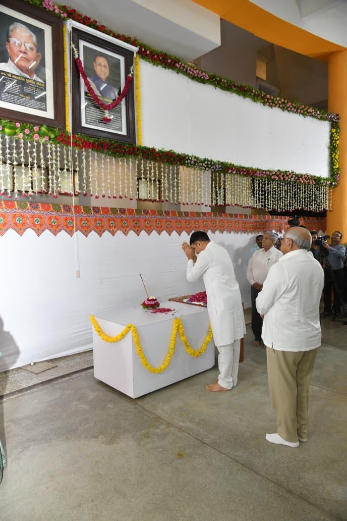 BJP4Gujarat's tweet image. વિધાનસભામાં વિજયભાઈની અમર યાદો...
 
ગુજરાત વિધાનસભાના ચોમાસા સત્રના પ્રથમ દિવસે ગુજરાતના પૂર્વ મુખ્યમંત્રી અને ભારતીય જનતા પાર્ટીના વરિષ્ઠ નેતા સ્વ . વિજયભાઈ રૂપાણીની છબીનું અનાવરણ વિધાનસભાના અધ્યક્ષ શ્રી @ChaudhryShankar અને માનનીય મુખ્યમંત્રી શ્રી @Bhupendrapbjp ની વિશેષ…