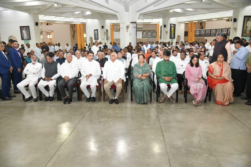 BJP4Gujarat's tweet image. વિધાનસભામાં વિજયભાઈની અમર યાદો...
 
ગુજરાત વિધાનસભાના ચોમાસા સત્રના પ્રથમ દિવસે ગુજરાતના પૂર્વ મુખ્યમંત્રી અને ભારતીય જનતા પાર્ટીના વરિષ્ઠ નેતા સ્વ . વિજયભાઈ રૂપાણીની છબીનું અનાવરણ વિધાનસભાના અધ્યક્ષ શ્રી @ChaudhryShankar અને માનનીય મુખ્યમંત્રી શ્રી @Bhupendrapbjp ની વિશેષ…