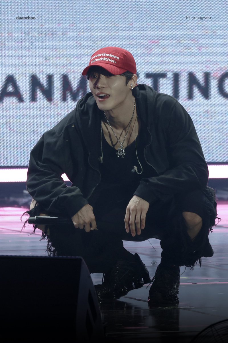 같은 신발 다른 컬러 
영우가 신어서 이쁜 것 같아,,,🙄