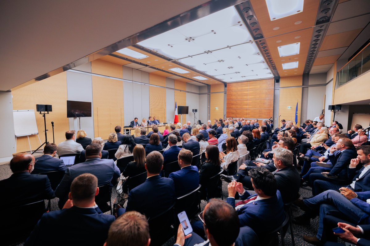 Avec <a href="/MLP_officiel/">Marine Le Pen</a>, nous réunissons le groupe RN à l’Assemblée nationale.

Comme annoncé, nous voterons contre la confiance sollicitée par le Premier ministre.

Emmanuel Macron a entre ses mains l’unique solution pour sortir notre pays de l’impasse politique : revenir aux urnes.