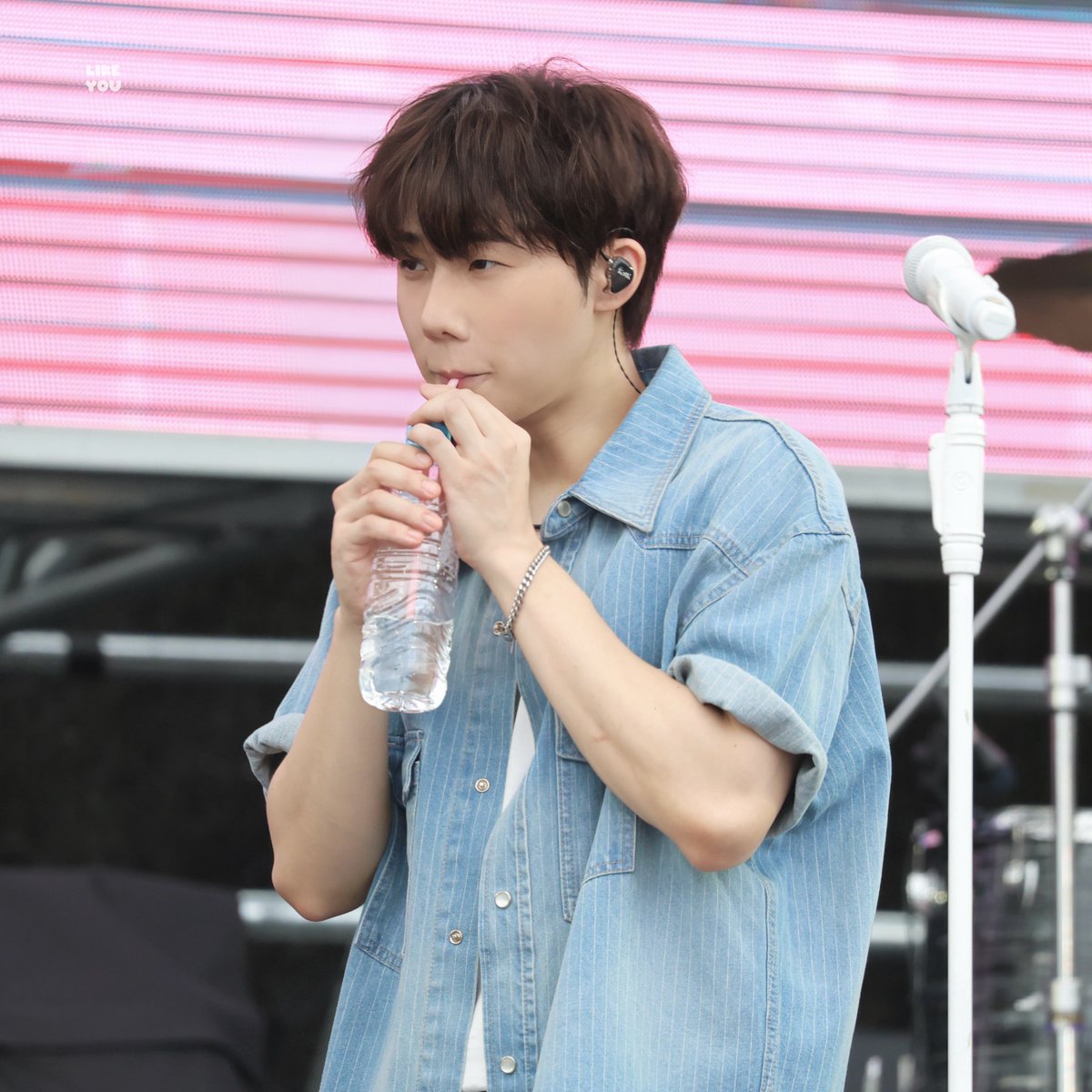 어떤 햄스터가 물을 넘 꼬옥.. 쥐고 마셔 기엽게 ..