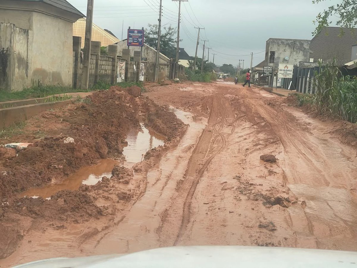 Someone living on this street in the UK is telling me that is living on this street here in Nigeria, to ‘keep standing on the mandate’ 🙄. How am I supposed to stand on this kind of mandate like this? 🤔