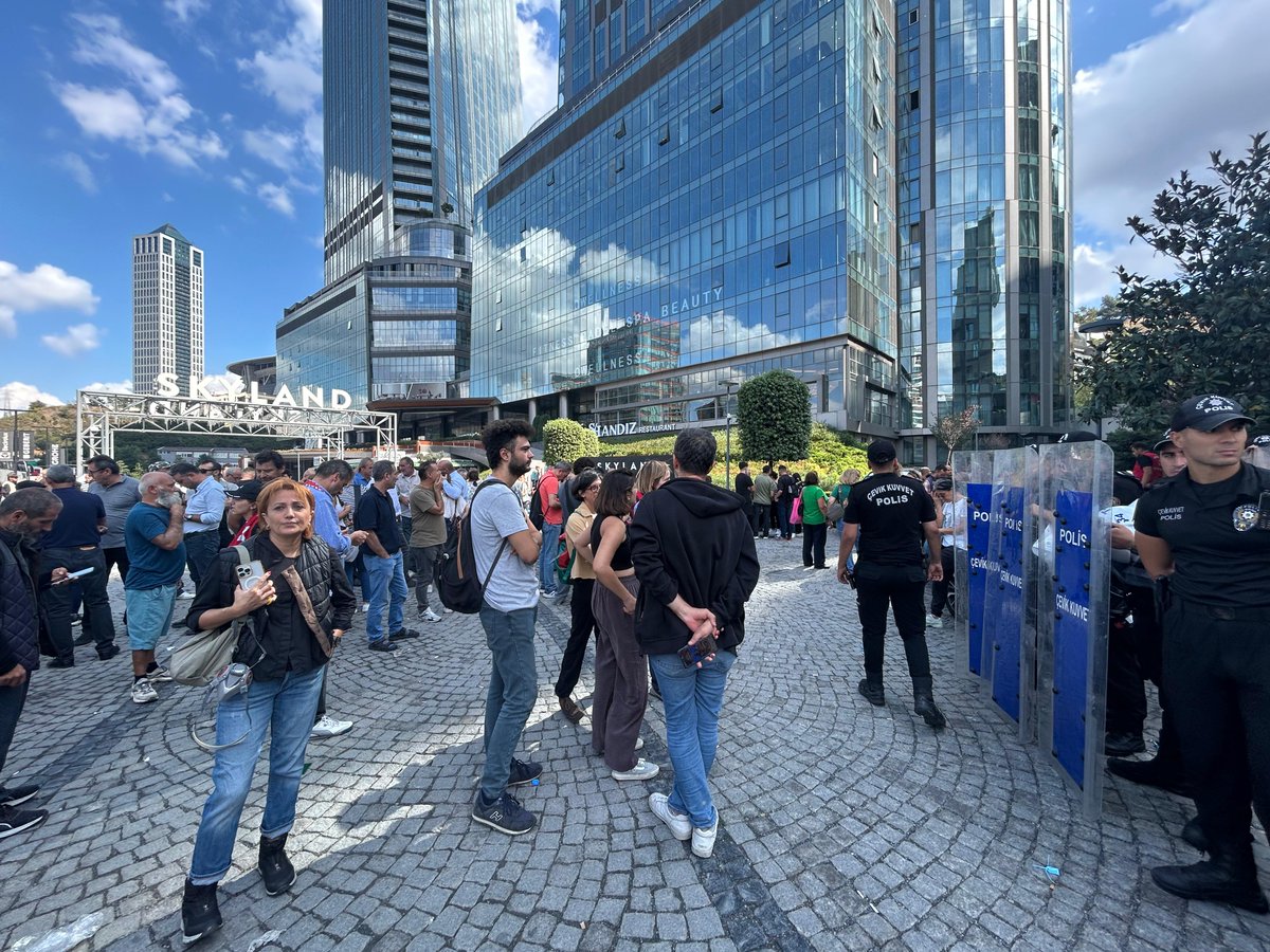 Saray iktidarının zorbalığına karşı halk iradesinin tarafındayız!

GYK üyelerimiz ile CHP il binasının önünde halkımızla barikat önündeyiz.

Faşizmin barikatlarında birlikte direndik, direnmeye devam edeceğiz.

Her şeyi kendi belirleyeceğini zannedenler, halkın iradesine göz