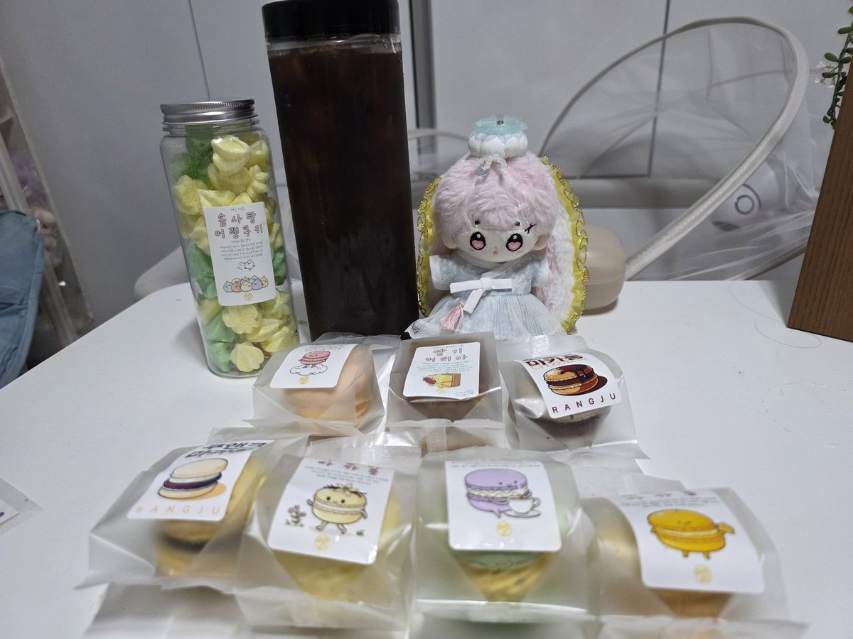 #밍맹묭 #밍맹묭한_여행
슈가처럼 달콤한 마카룽과 1리터 커피
넘조아