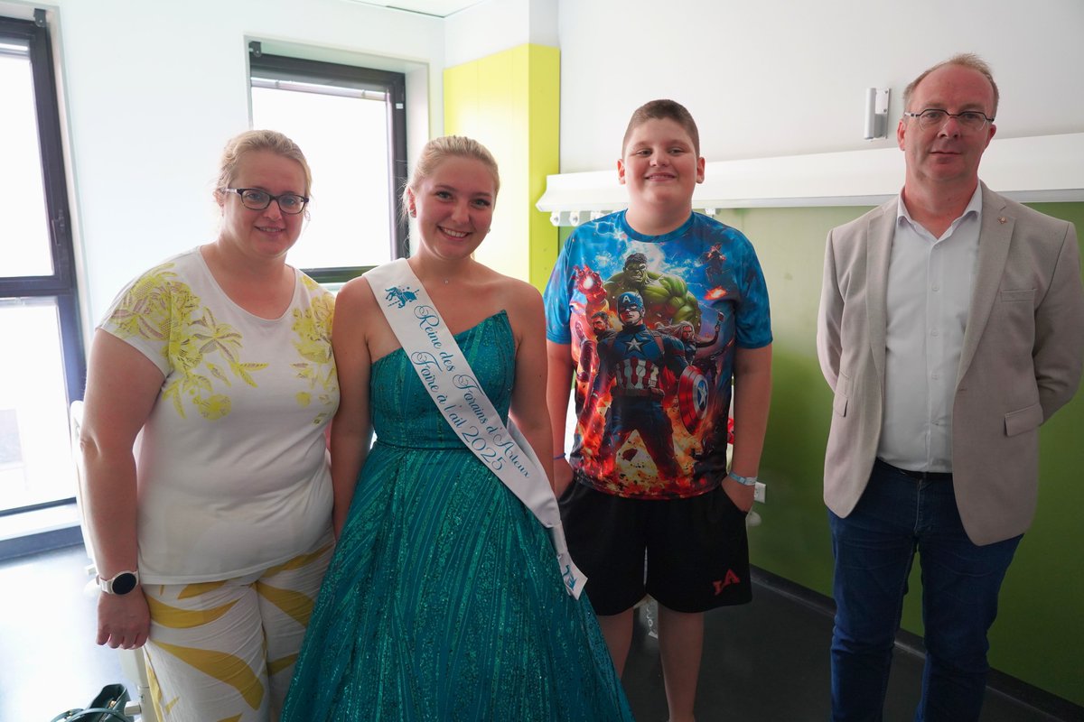 🎁 Un bel élan de solidarité

Lundi 8 sept., Jhanel Caridroit, 19 ans, élue Reine des forains 2025 à la Foire à l’ail d’Arleux, est venue offrir aux enfants hospitalisés en pédiatrie et aux urgences pédiatriques des jeux, jouets et peluches 🎲🧸.

🙏 Merci aux forains 💙