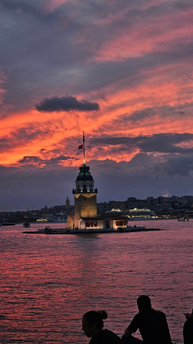 Sumud filosu için programımızı gerçekleştirdikten sonra şöyle bir manzara lütuftur mesela..
O halde no filter yes Rahman'ın sanatı 💫