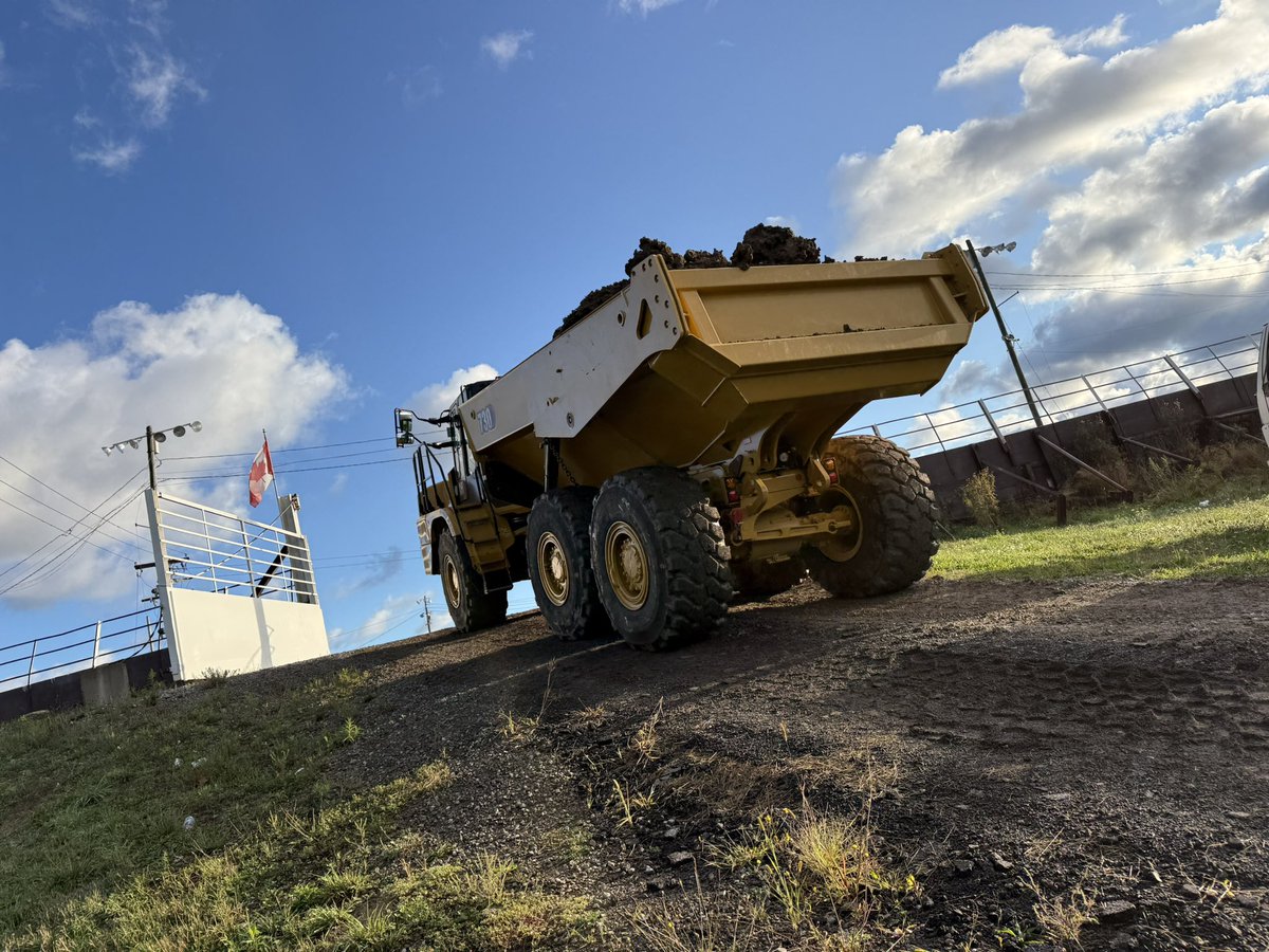 SuperDIRTWeek's tweet photo. Clay Palace transformation guide:

Step 1:  Load it.
Step 2: Drive it up.
Step 3: Dump it.
Step 4: Roll it in.
Step 5: Repeat.

@OswegoSpeedway | #SDW53 https://t.co/w1nyLmaLiT