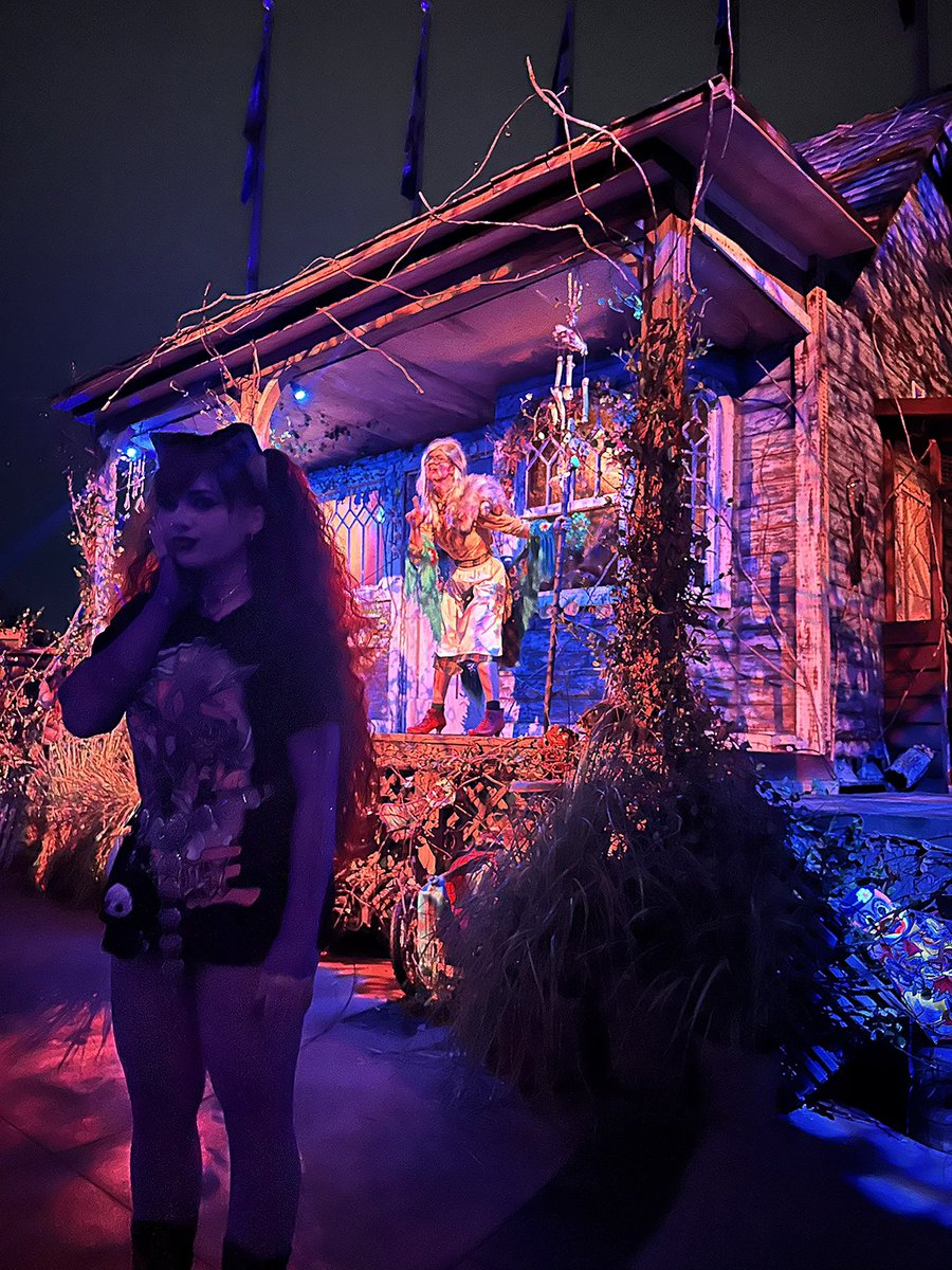 NPC_Chick's tweet image. Halloween Horror Nights fit check! 
Cat girl for the crazy cat lady scare zone! Also get the why not both pizza!!! 🍕 @UniversalORL @HorrorNightsORL