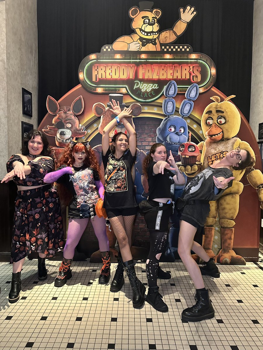 NPC_Chick's tweet image. Halloween Horror Nights fit check! 
Cat girl for the crazy cat lady scare zone! Also get the why not both pizza!!! 🍕 @UniversalORL @HorrorNightsORL