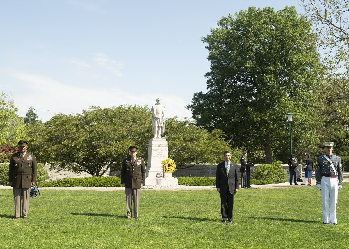 commandjack's tweet image. United States Military Academy's 60th
Superintendent Lieutenant General Darryl A Williams, Command Sergeant Major Jack H. Love, President &amp;amp; CEO of AOG Todd A. Browne, and Cadet First Captain Daine A. Van de Wall lay the Alumni Wreath in front of the statue of Colonel Sylvanus