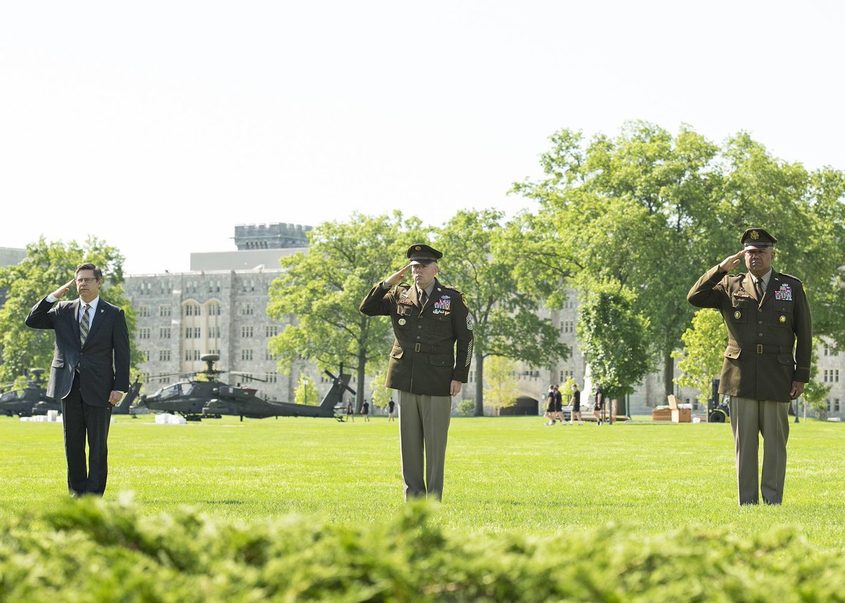 commandjack's tweet image. United States Military Academy's 60th
Superintendent Lieutenant General Darryl A Williams, Command Sergeant Major Jack H. Love, President &amp;amp; CEO of AOG Todd A. Browne, and Cadet First Captain Daine A. Van de Wall lay the Alumni Wreath in front of the statue of Colonel Sylvanus
