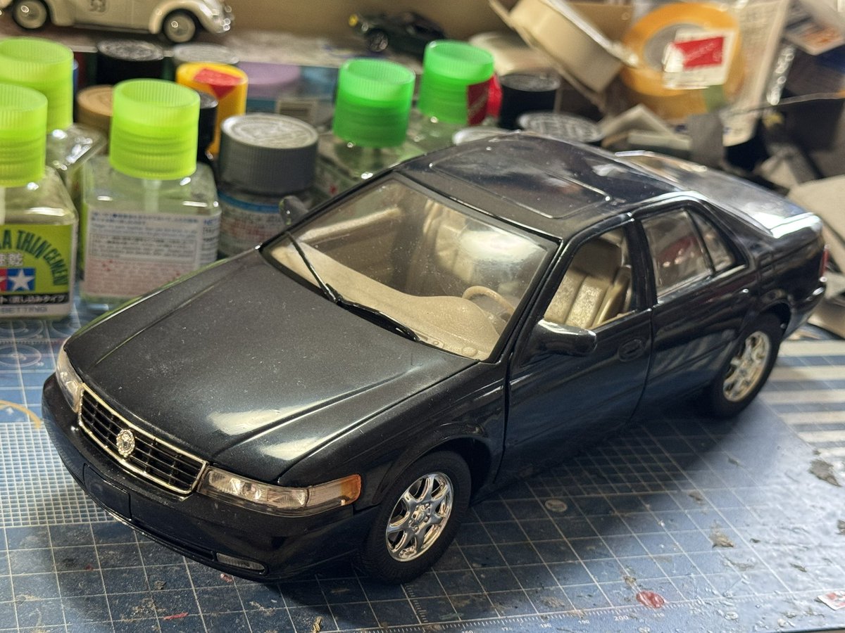 中古で見つけたアンソン製の1/18キャデラックセビルSTSを分解してリペイントしてみた。