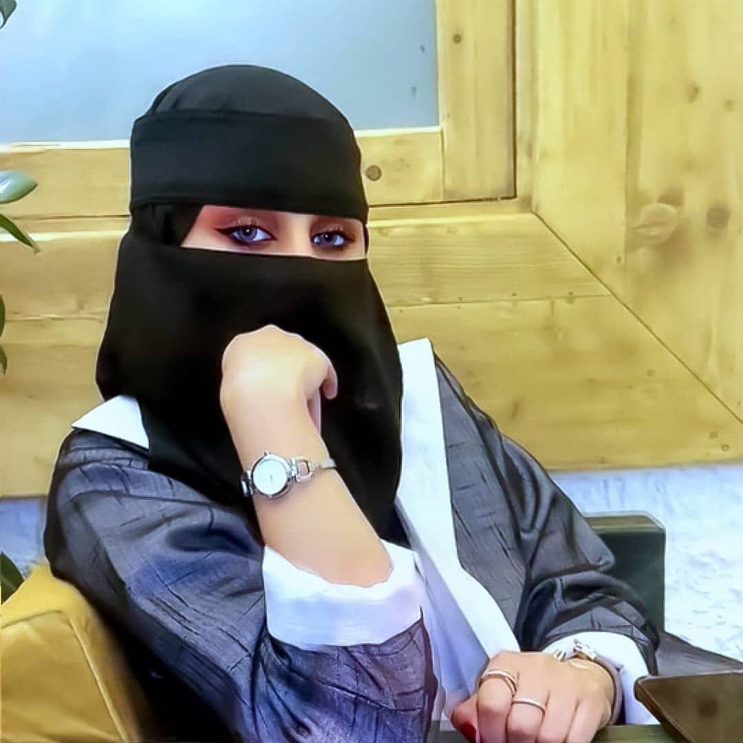 سؤال 
وش علاج المطلقه !!🤔