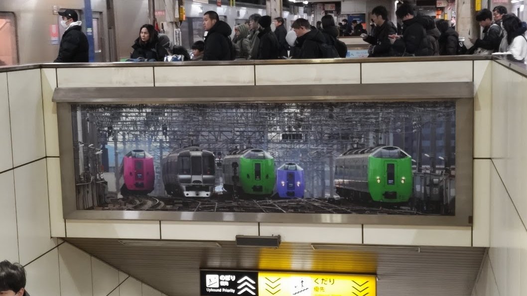 しかしJR北海道の新型特急と言われても現状の主力形式の顔がみんな「これ」だと逆に新しいデザインがどう出てくるかが最大の関心事だよね。
いまのところどう考えてもお出しされるのはただの「789系2000番台」でしかないのよ。