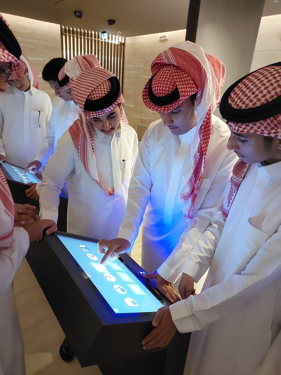 زار مجموعة من طلاب ثانوية المناهج اليوم الإثنين ١٤٤٧/٣/١٦ هـ، مركز الملك عبدالعزيز للحوار الحضاري ويتضمن المعرض أركانًا تفاعلية وأنشطة ملموسة تهدف لتعزيز فهم ثقافة الحوار وتعزيز قيم التسامح والتعايش.