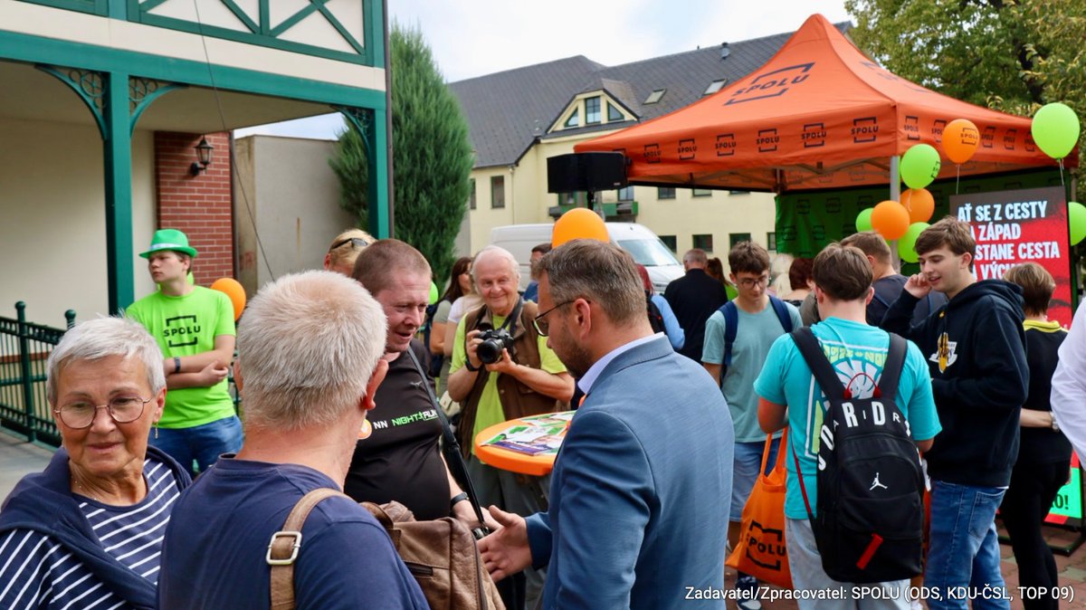 kducsl's tweet photo. 📍Dnes odpoledne spolu v Přerově. Plno. Děkujeme, že jste nás přišli podpořit.
Je nás víc, než se zdá! Teď jde o Česko!🇨🇿
#lidovci #kducsl #prerov #spolu #cesko https://t.co/9W80M5buxW