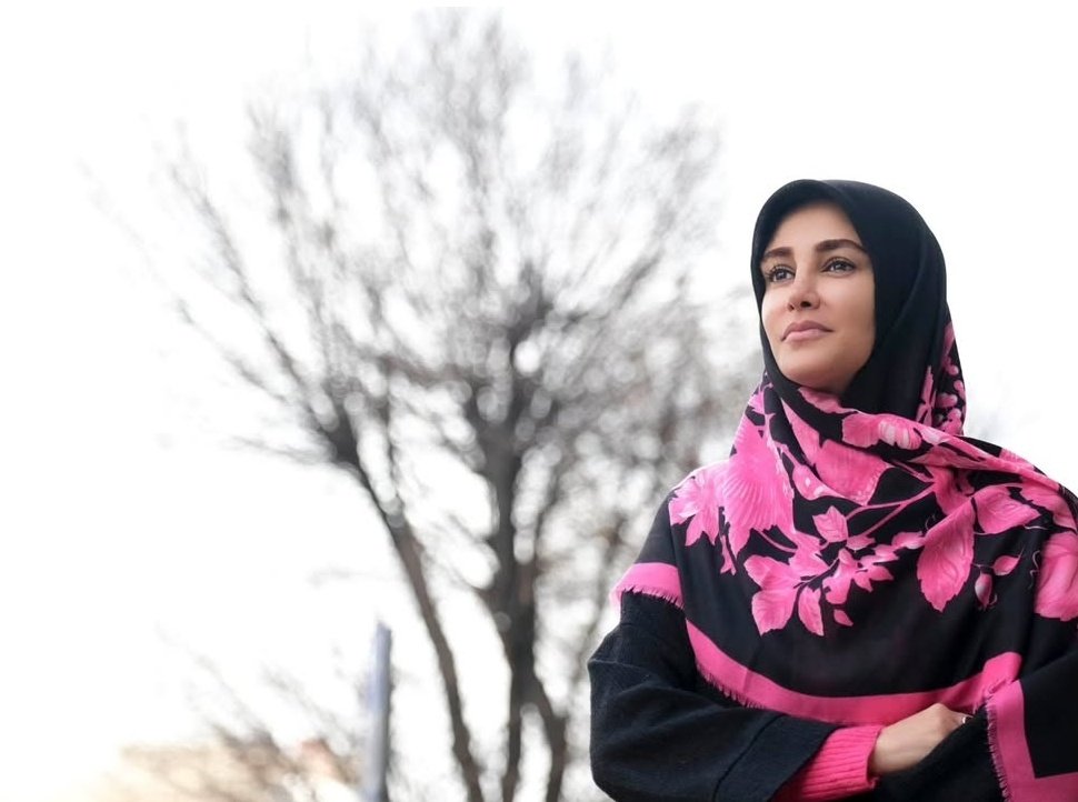 #میرحسین_موسوی : از خوبی ها دفاع کنیم و در مقابل بدی ها بایستیم..
اگر به کسی ظلم می شود بدون توجه به ایدئولوژی اش، از حق او دفاع کنیم، نه به این عنوان که تفکر او را قبول داریم بلکه دفاع از حق، مسئله ایست که اگر در جامعه ما جا بیفتد قدم بزرگی به پیش گذاشته ایم.

#نادره_رضایی