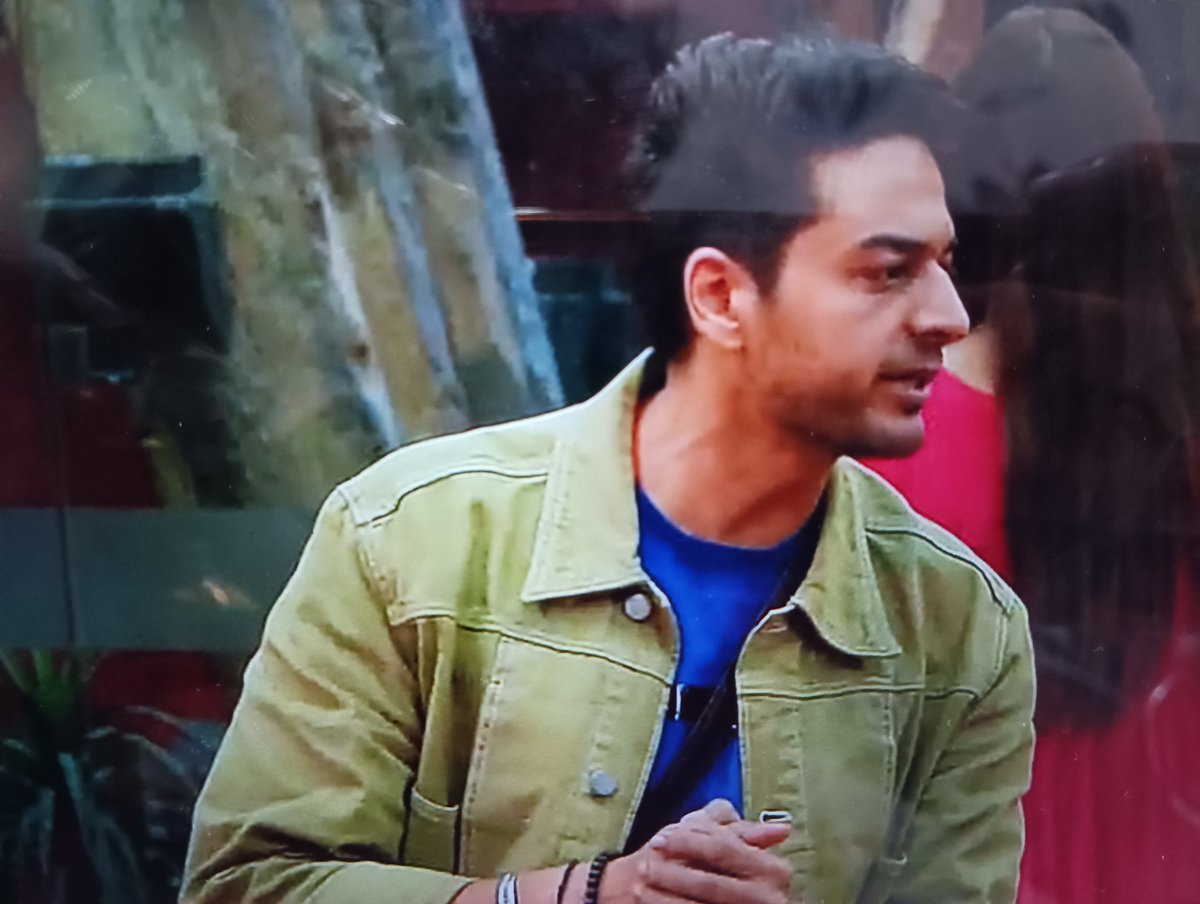 In today's episode the way #GauravKhanna shows concern for #TanyaMittal and saying baar baar ye roo kyu rhi h ye roo kyu rhi and then he also takes stand for tanyaa.. For me this scene stole the whole show
#BB19