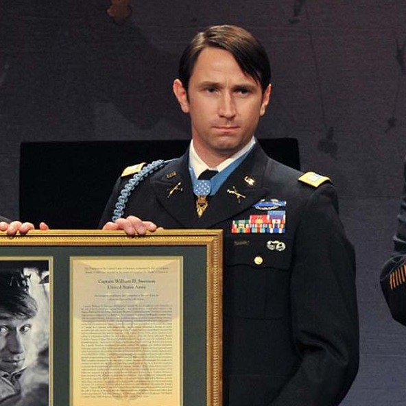 Sept 8, 2009. Kunar Province, Afghanistan. Cpt. William Swenson and his team were ambushed by 60 heavily armed enemy fighters. 🧵 

For six hours, Swenson led the counter assault and risked his life above and beyond the call of duty several times to rescue his teammates and