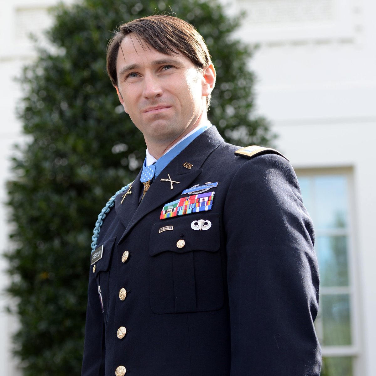 USArmy's tweet image. For his heroic actions in combat, Swenson was awarded the Medal of Honor in 2013.

He left the Army in 2011, returned to active duty in 2014, and retired as a Lieutenant Colonel in 2025.

Swenson’s journey is a powerful example of leadership under fire, and what it truly means to…