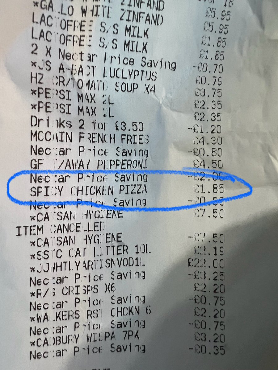 Darren_Thomas's tweet photo. @sainsburys - I can understand the odd issue during manufacturing, but this is unacceptable.  Half of the pizza had very little to no cheese, but for a ‘Spicy Chicken Pizza’ to have just one small piece of chicken is far below what I would expect from a brand such as Sainsbury’s. https://t.co/fJnpHz1Z61