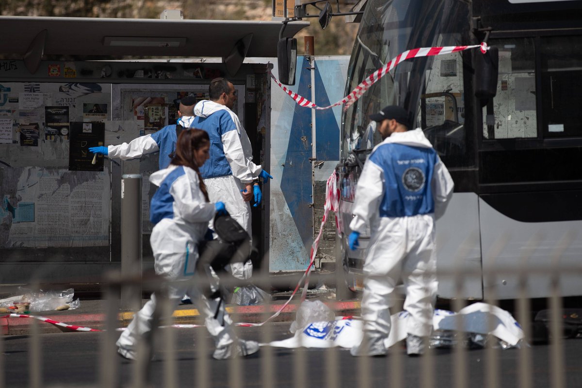 ungemeve's tweet photo. ℹ️ Pay For Slay
 
Heute morgen haben zwei Palästinenser aus dem Westjordanland nahe Jerusalem das Feuer an einer Bushaltestelle eröffnet und nach jetzigem Stand sechs Menschen getötet und mindestens zwanzig weitere Verletzt.
 
Die beiden Attentäter wurden erschossen.
 
Gemäß des palästinensischen „Märtyrer-Fonds“ (Pay-For-Slay-Programm“) werden die Familien der Attentäter dafür monatlich mindestens 350 $ erhalten, darüber hinaus 100 $ wenn sie verheiratet waren und 50 $ pro Kind.
Aufschläge einer einmaligen Zahlung von bis zu 1000 $ gibt es, wenn israelische Soldaten angegriffen wurden.