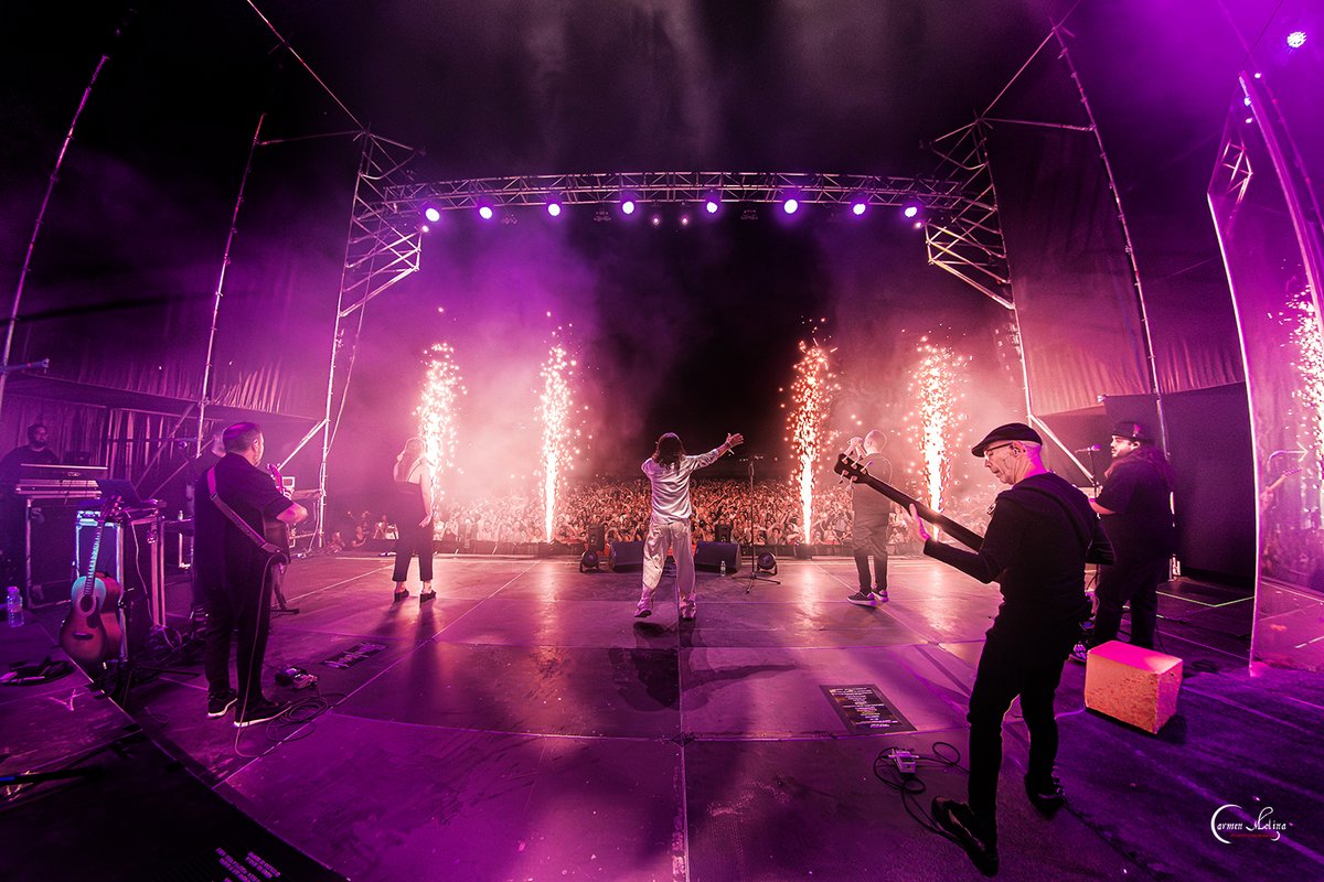 Ya son miles y miles de fotografías y cada directo lo cuido y disfruto como si fuera el primero. Mucho que aprender y agradecer. Lo celebro con este último directo. ¡Seguimos!