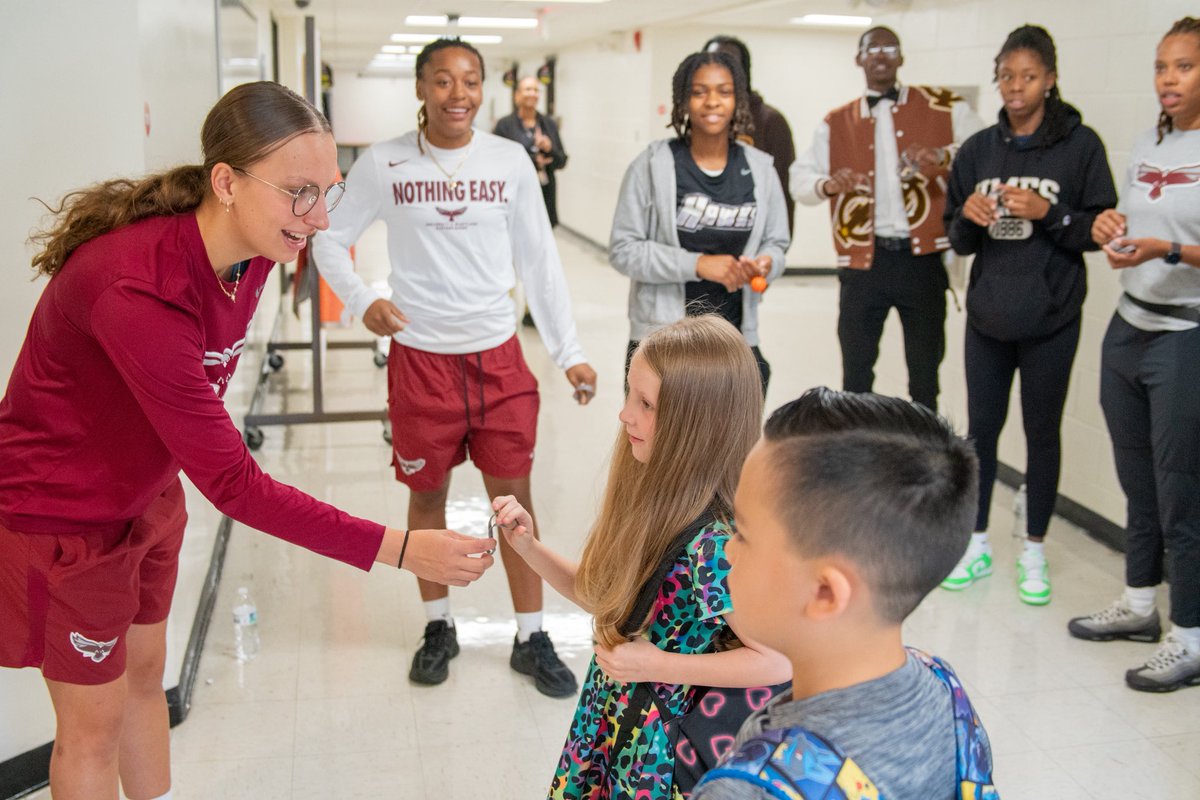 📚 HAWK WOMEN’S BASKETBALL IN THE COMMUNITY 🏀

Women’s Basketball helped welcome students back to school last week at Greenwood Elementary and Somerset Intermediate!

#HawkPride | #SoarAboveandBeyond | #HBCUMade