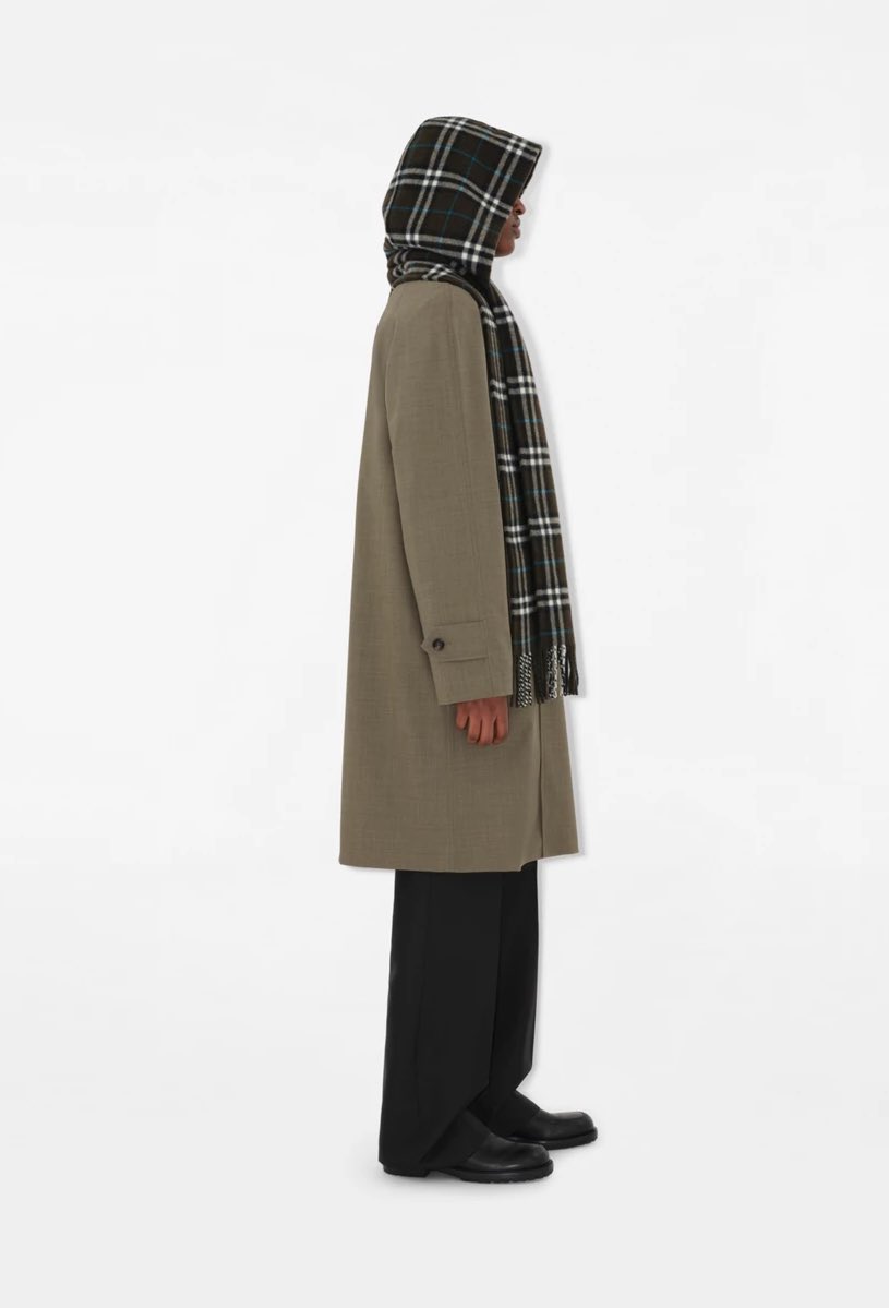 StreetFashion01's tweet photo. Burberry’s Hooded Scarf in Pink (2025) https://t.co/TAHr0wsmif