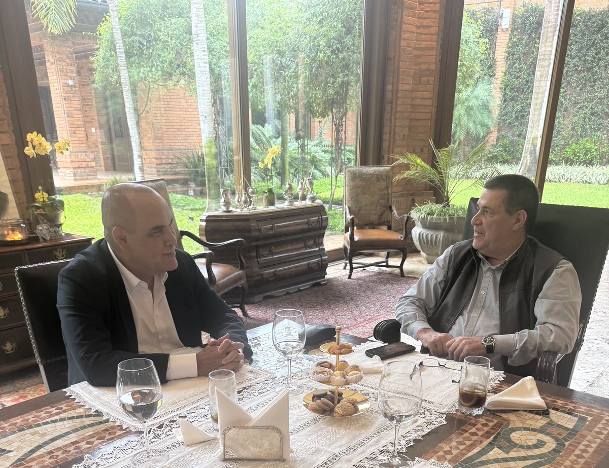 Me reuní con el Presidente de la ⁦<a href="/ANRParaguay/">ANR - Paraguay</a>⁩ ⁦<a href="/Horacio_Cartes/">Horacio Cartes</a>⁩, conversamos del próximo aniversario de nuestro querido PARTIDO COLORADO y la agenda legislativa de la semana