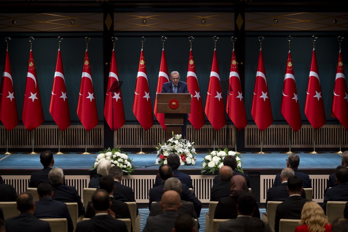 Akparti's tweet photo. Cumhurbaşkanımız Sayın Recep Tayyip Erdoğan, Cumhurbaşkanlığı Külliyesi'nde gerçekleştirilen Kabine Toplantısı sonrasında basın mensuplarına açıklamada bulundu. https://t.co/PIR0OotaTa