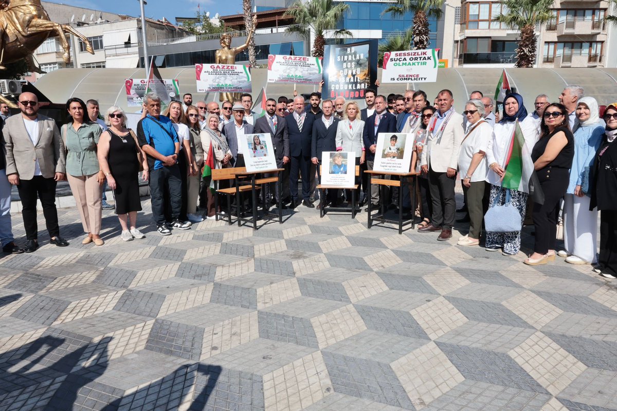 akgenclikizmir's tweet photo. İzmir Milletvekilimiz Şebnem Bursalı ve Menemen Belediye Başkanımız Aydın Pehlivan ile birlikte, Gazze’de okula başlayamayan binlerce çocuğun sessiz çığlığına ses olmak için bir araya geldik.  

Soykırıma uğrayan, hayalleri yarım kalan çocuklar için “Boş Sıralar”da durduk.  
Her boş sıra, bir evladın, bir masumun eksikliğini anlatıyor.  

İl Gençlik Kolları Başkanımız @mehmeticelli35 'in gerçekleştirdiği basın açıklamamızla, vicdanlara dokunmaya ve farkındalık oluşturmaya çalıştık.  

Onlar sanıyorlar ki, biz sussak mesele kalmayacak.
Halbuki, biz sussak, tarih susmayacak.
Tarih sussa, hakikat susmayacak.