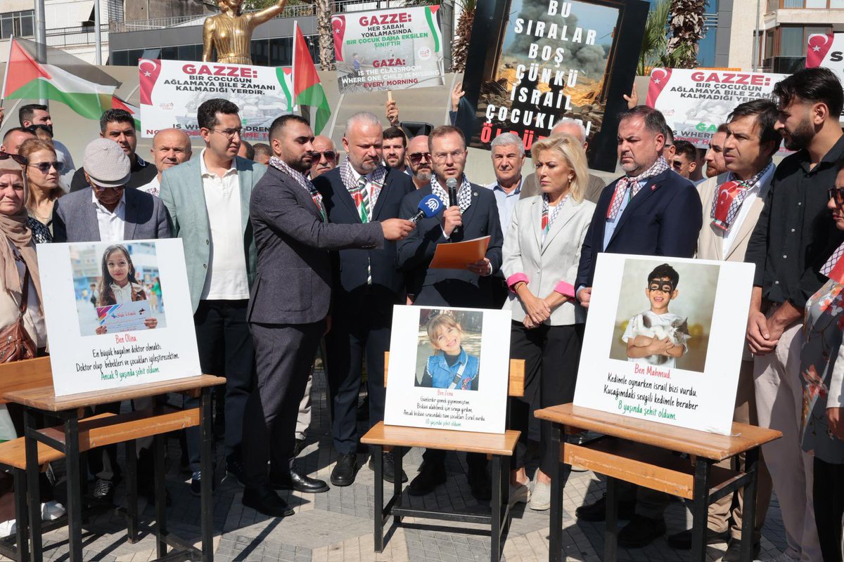 akgenclikizmir's tweet photo. İzmir Milletvekilimiz Şebnem Bursalı ve Menemen Belediye Başkanımız Aydın Pehlivan ile birlikte, Gazze’de okula başlayamayan binlerce çocuğun sessiz çığlığına ses olmak için bir araya geldik.  

Soykırıma uğrayan, hayalleri yarım kalan çocuklar için “Boş Sıralar”da durduk.  
Her boş sıra, bir evladın, bir masumun eksikliğini anlatıyor.  

İl Gençlik Kolları Başkanımız @mehmeticelli35 'in gerçekleştirdiği basın açıklamamızla, vicdanlara dokunmaya ve farkındalık oluşturmaya çalıştık.  

Onlar sanıyorlar ki, biz sussak mesele kalmayacak.
Halbuki, biz sussak, tarih susmayacak.
Tarih sussa, hakikat susmayacak.