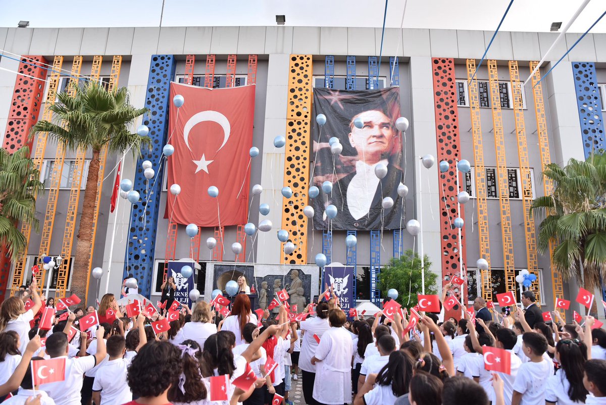 Bugün 2025-2026 eğitim öğretim yılının ilk gününde Adana Kampüsümüzde öğrencilerimizin heyecanına ortak olduk. 

Velilerimizle, öğretmenlerimizle ve çocuklarımızla bir araya gelerek yeni döneme umutla ve büyük bir enerjiyle adım attık.