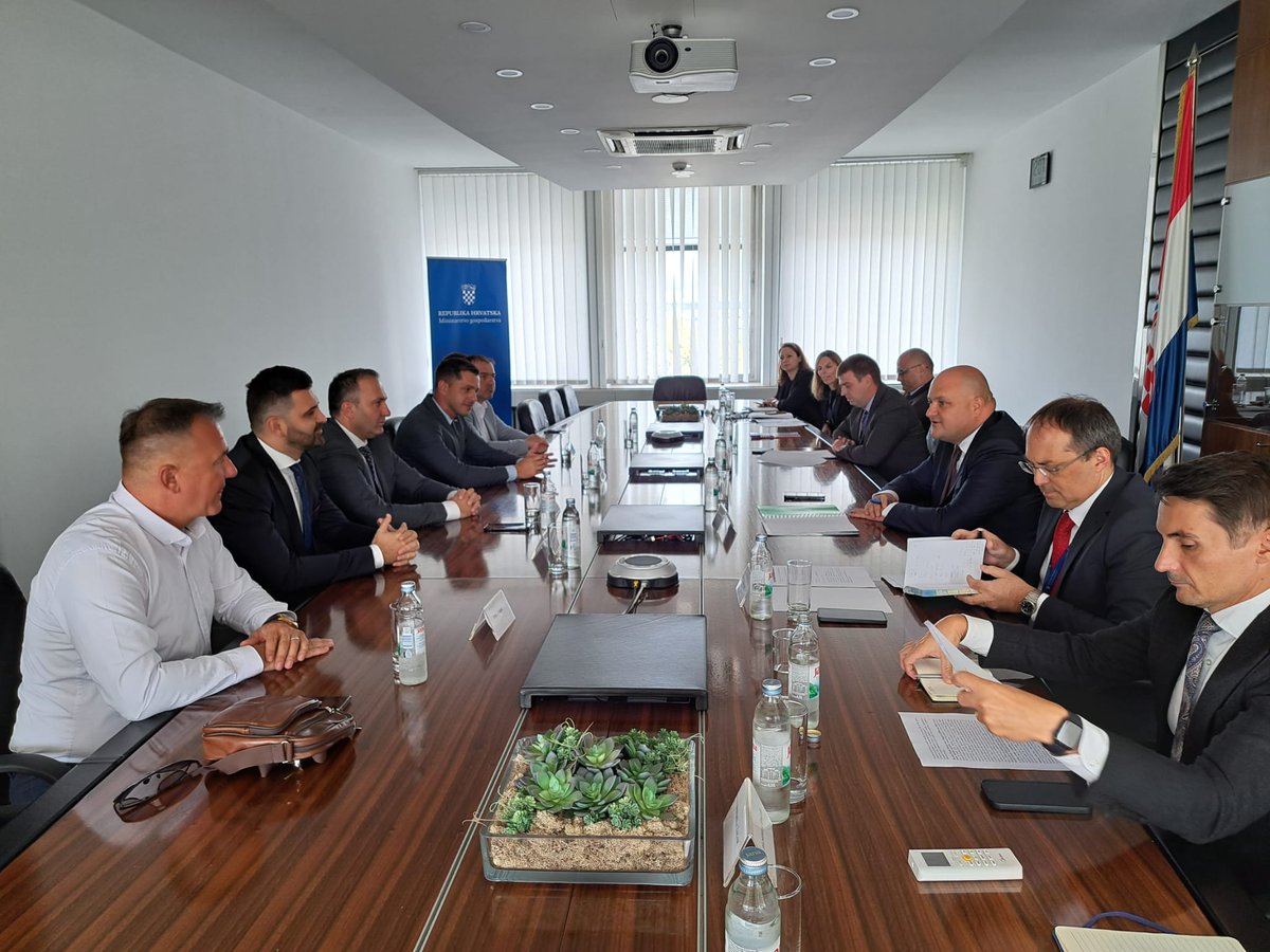 Drago mi je da sam danas razgovarao o jačanju gospodarske suradnje, investicijama i razvoju #MSP s izaslanstvom Županije Zapadnohercegovačke 🇧🇦 i Općine Posušje. Zajednički projekti, uz potporu <a href="/VladaRH/">Vlada Republike Hrvatske</a>, jačaju partnerstvo između gospodarstava s obje strane granice 🇭🇷🤝🇧🇦