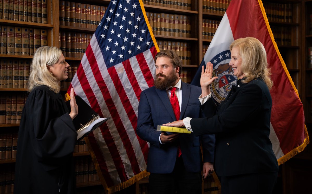 MarkMaxwellTV's tweet image. Former federal prosecutor and chair of Husch Blackwell Catherine Hanaway swore the oath of office to replace Andrew Bailey as Missouri Attorney General in a private ceremony at the Supreme Court building this morning at 10. Her office sent this photo to the press.