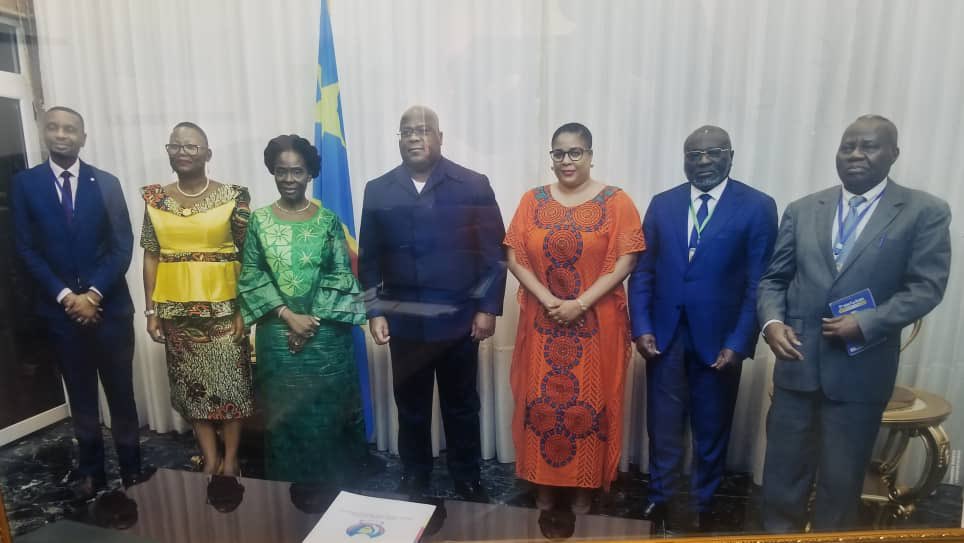 #Lithium_Dollars 🇨🇩 
Par Kiki #Kienge
2.060 millions $us envolés, et Célestin #Kibeya, directeur général de la #COMINIER en prestidigitateur de bas étage. 

On savait déjà que la COMINIÈRE n’était pas exactement un modèle de transparence, mais là, c’est du grand art. On dirait